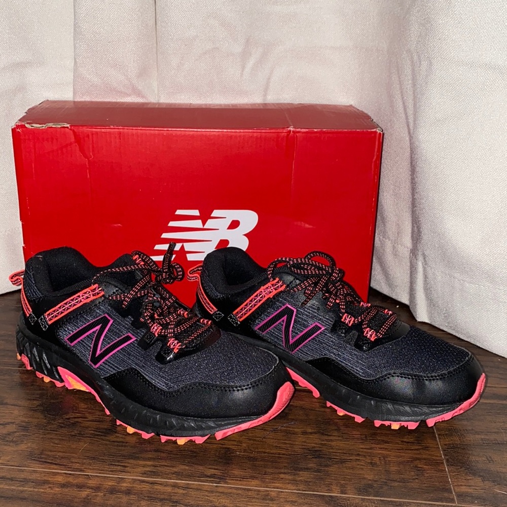 New Balance Trail Running Wide Size 8D Black & Pink Shoe.